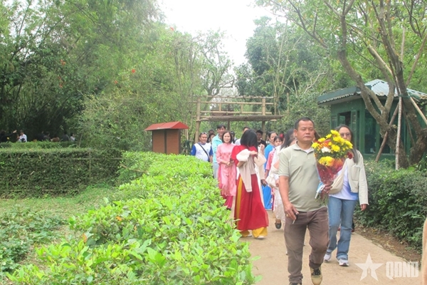 Hàng nghìn người dân, du khách thăm quê Bác đầu Xuân
